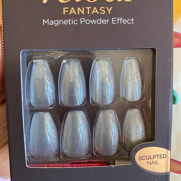 Kiss Velour Fantasy Magnetic Powder Effect Nails - Picture 4 of 8